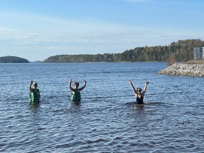 Rohkeimmat kävivät uimassa