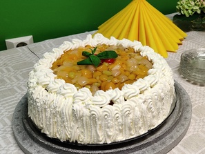 Kahvin kanssa hedelmäkakkua