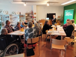 Juhlakahvien jälkeen saimme hyvää tietoa ravinnosta Gery ry.n luennolla, luennoitsija oli Merja Suominen