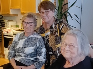 Juhlissa oli yhdistyksemme nykyinen sekä kaksi aikaisempaa puheenjohtajaa. Vas. Seija Skinnari, keskellä nykyinen pj Sirkku Hamunen, oik. Paula Härkönen