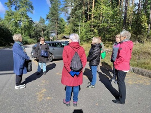 Kotiseutukävelyn osallistujia