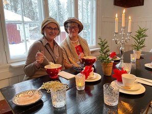 Yllätysesiintyjät Tyyne ja Martta pääsi myös nauttimaan joulupuurosta
Kuva Mikko Kauppinen