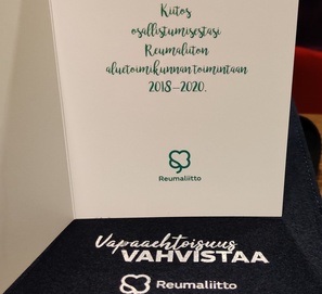 Etelä-Karjalan Kymenlaakson aluetoimikunnassa olleita Reumaliitto kiitti olkalaukulla