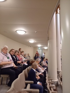 Kyselytuntia kuuntelemassa eduskunnassa