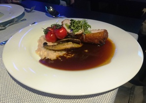 Valkosipulilla täytettyä broilerinfilettä. Parmesaanirisotto, paistettua portobelloa, grillattu terttutomaatti, punaviinikastike