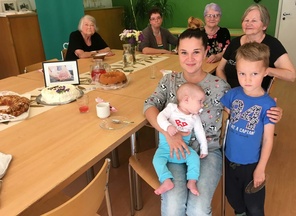 Maiju, Sisu ja Miro sekä rotina väkeä. Paula, Minna, Marja-Leena ja Marjatta