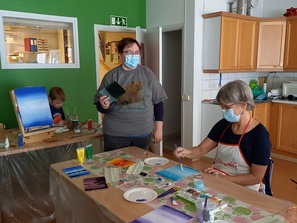 Annikka ohjeistaa taiteilijoita