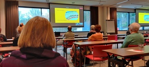 Luentosalissa toteui hyvin turvavälit