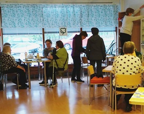 Kahvila vieraita
Kuva Sirkku Hamunen