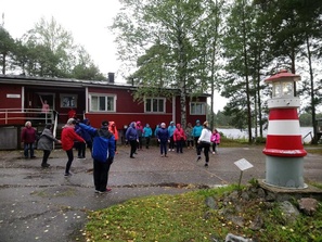 Fysioterapia harjoittelija Taru Nikkinen jumppautti meitä.
Kuva Sirkku Hamunen
