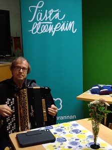Harmonikan soittaja Mikko Kauppinen
Kuva Sirkku Hamunen