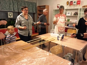 Puheenjohtaja Annika Vesterinen vasemmalla lapsen vieressä