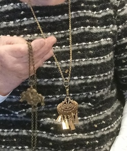 Vanhat pronssiset riipukset, oikean puoleinen pronssinen Kuutar