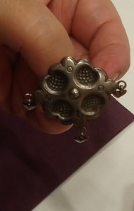 Hopeinen vanha rintasolki