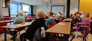 Lääkärin Inga Tikkisen luento etäyhteydellä. Hänen koronatestin tulos ei ollut tullut ja siksi etäyhteys