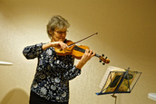 Jaana Kauppinen soitti meille sulosäveliä viulullaan kahvittelu tuokiossa
Kuva Mikko Kauppinen