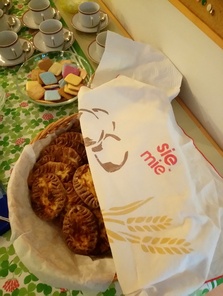 Sirkku oli aamulla leiponut herkkuja Tules tupaan miittiin
Kuva Sirkku Hamunen