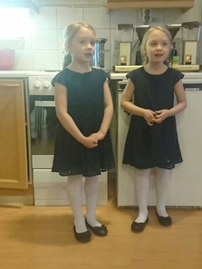 Kaksostytöt laulavat joulujuhlassa 2016