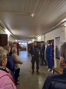 Henkilökunta esittelee vankila museota