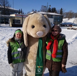 Maiju, Puppana ja Sirkku Jääriehassa satamatorilla