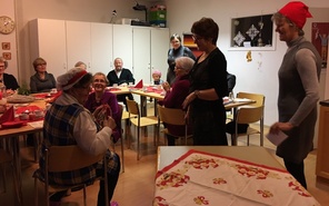 Joulupuuron keittäjä Maija Kenttä saa kiitosta puurosta