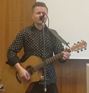 Trubaduuri Pate Friman Joensuusta viihdytti kokousyleisöä