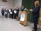 Juhlissa jaettiin 7 hopeista ansiomerkkiä. Paula Härkönen, Marjatta Veikkanen, Anneli Talikka, Matti Talikka, Leena Saarimäki ja Veikko Saarimäki, Sirkka-Liisa Vaalivirta puuttuu kuvasta.
Kultaisen ansiomerkin sai Jaana Kauppinen, Jaana sai 10 vuotta sitten hopeisen ansiomerkin
Kuvassa myös puhjoht. Annika Vesterinen ja Reumaliiton toimitusjohtaja Maria Ekroth